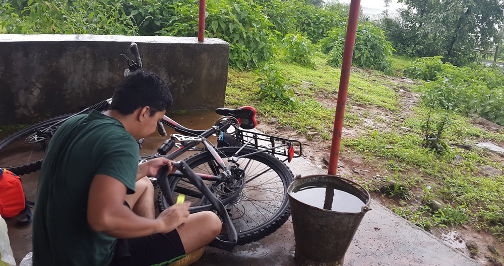 fixing-a-puncture-at-mulshi